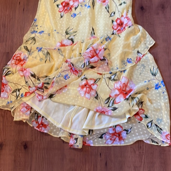 Le Chateau yellow ruffled sundress. - Picture 3 of 6